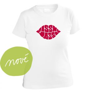 Biele dievčenské tričko z bavlny s červeným odkazom kiss my ass v tvare pier pre každého kto by chcel komentovať vašu figúru. Bozkov a úprimnosti nie je nikdy dosť.